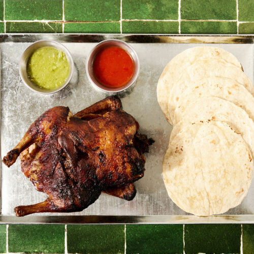 Delicioso pollo rostizado, junto con sus papas cambray y deliciosas salsas artesanales.