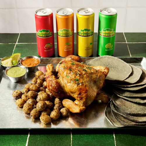 Delicioso pollo rostizado, preparado con una salsa de mezcal. Con papas cambray y salsa artesanal.